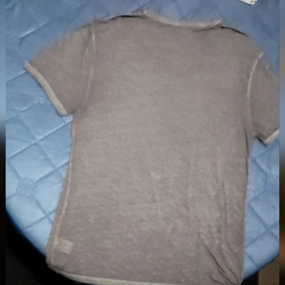 Mens Buckle Black V-neck Tshirt. Gray With Heather Pattern. Size XL - Picture 3 of 10